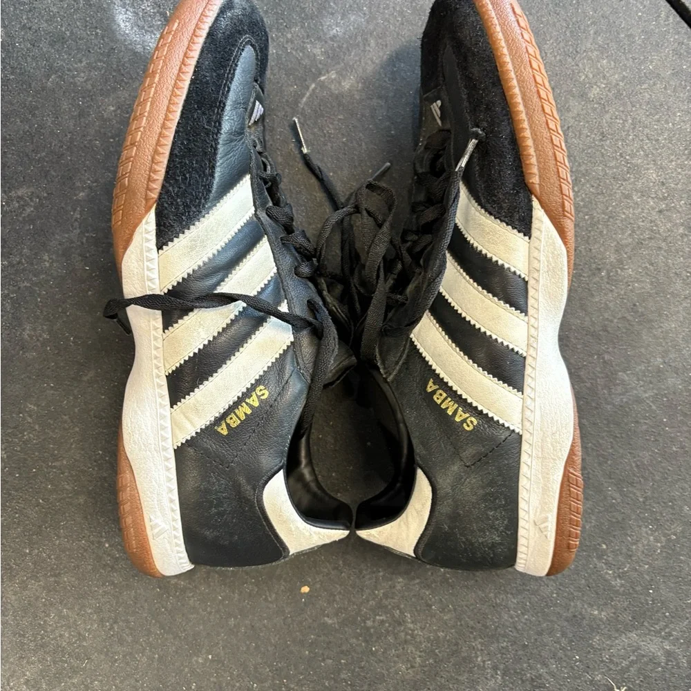 Preowned men’s Adidas Samba indoor soccer shoe. Size 10. - Picture 3 of 5